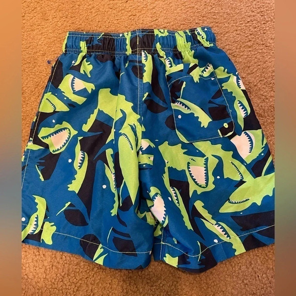 Boys speedo shark swim trunks - Picture 3 of 3